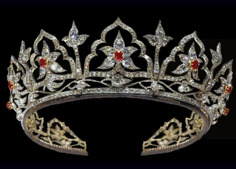 Reflecting History - Famous Crowns in the World - Narcisa Pheres